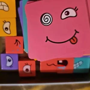 Recibido el juego de bloques de construcción de rompecabezas de expresiones con campana del cliente O***p.