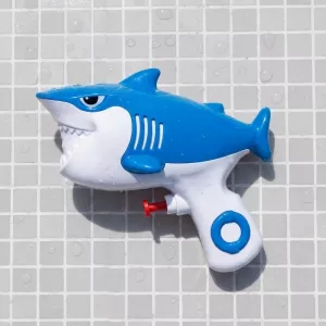 Pequeña pistola de agua manual con forma de pez adorable para niños